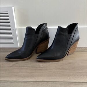Vince Camuto Gradina Block Heel Pointed Toe Bootie Black Leather 7 M Womens
